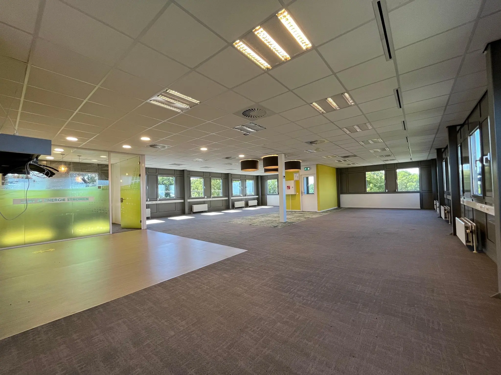 Ruim en licht kantoorpand aan de Barchman Wuytierslaan met grote ramen en glazen wanden.